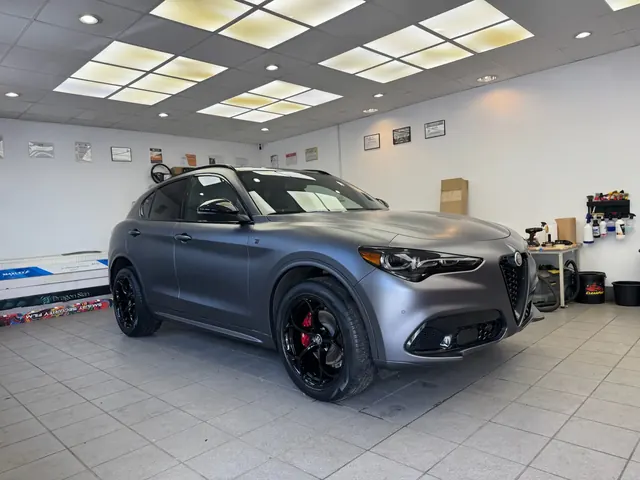 Widok boczny Alfa Romeo Stelvio po kompleksowym zabezpieczeniu lakieru
