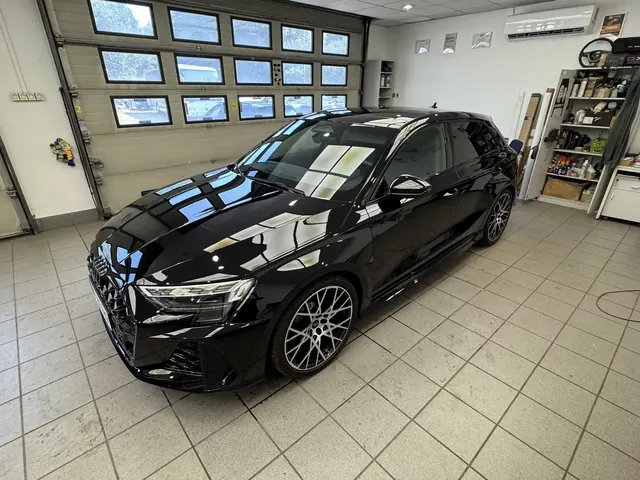 Czarne Audi po zabiegach detailingu uchwycone od strony przedniej