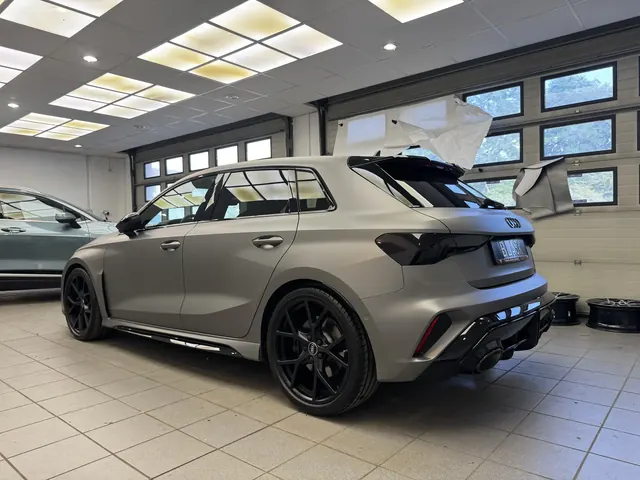 Boczna sylwetka sportowego Audi z widocznymi czarnymi felgami