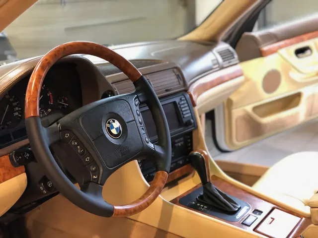 Klasyczny kokpit oraz kierownica z drewnianymi wstawkami w BMW L7