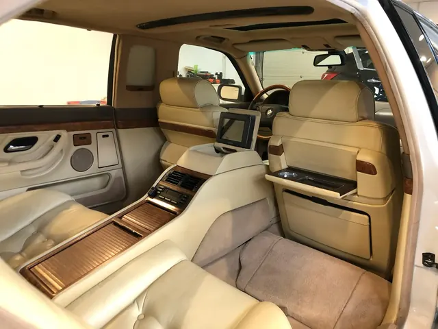 Ekskluzywne, przedłużone wnętrze BMW L7 z jasną skórą i tylną konsolą