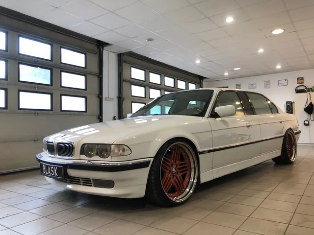 Klasyczna, frontowa sylwetka rzadkiego BMW L7 w warunkach studyjnych