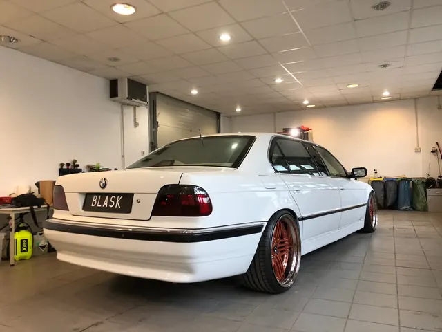 Prezentacja unikalnej, tylnej partii BMW L7 w oświetleniu studyjnym