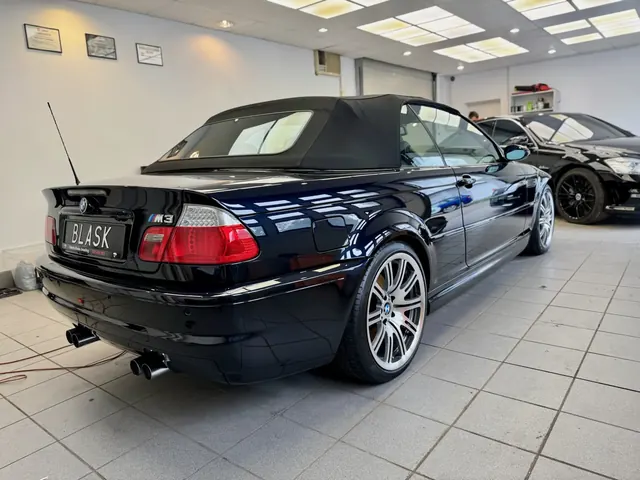 Tył BMW M3 E46 Cabrio w oświetleniu studyjnym po korekcie lakieru