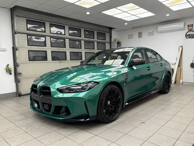 Agresywny front i profil BMW M3 G80 w oświetleniu studyjnym