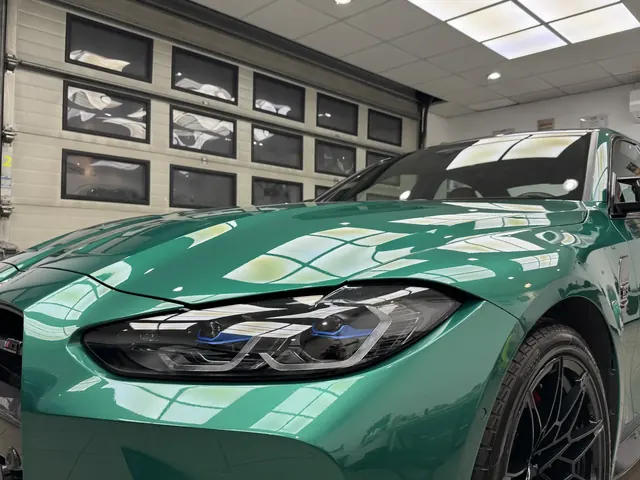 Precyzyjny detailing przedniego reflektora i linii nadwozia