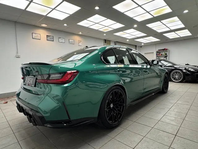 Tył BMW M3 G80 z karbonowym spoilerem i agresywnym dyfuzorem