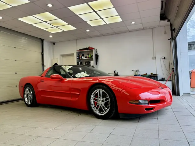 Bok czerwonej Chevrolet Corvette C5 po korekcie lakieru w studio detailingowym