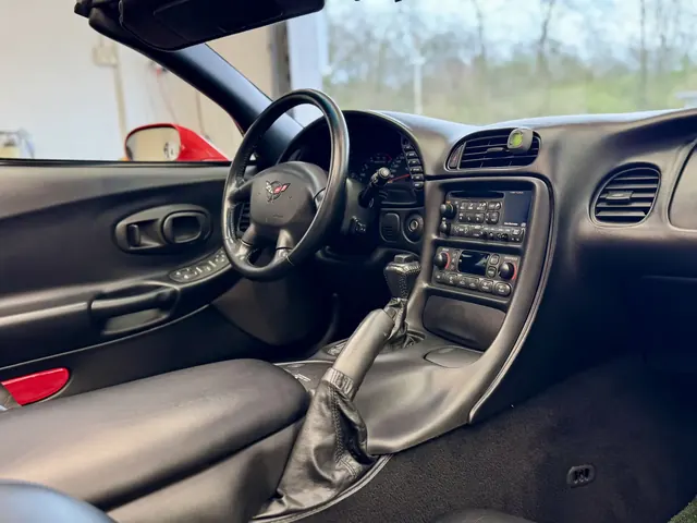 Klasyczny kokpit, deska rozdzielcza oraz kierownica wewnątrz Corvette