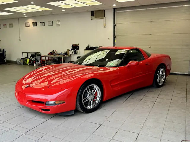 Czerwona Chevrolet Corvette C5 w ujęciu z przodu 3/4 w studio detailingowym Fabryka Blasku