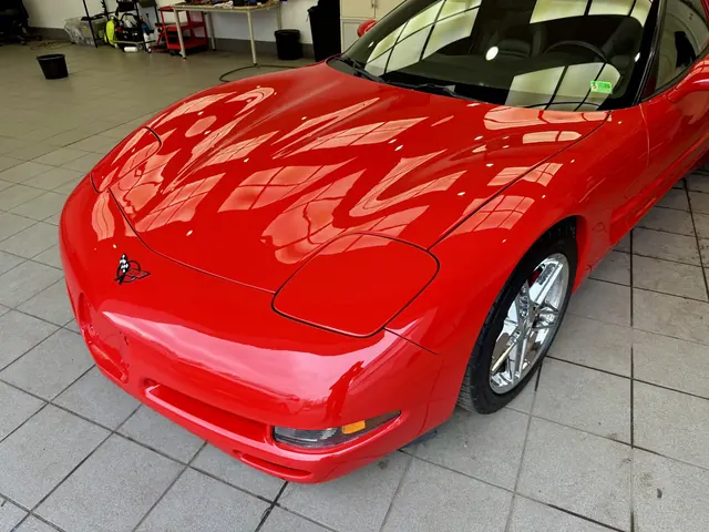 Przód i maska Corvette z lustrzanym odbiciem świateł po korekcie lakieru