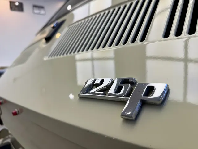 Zbliżenie na chromowany emblemat 126p i kratkę wlotu powietrza