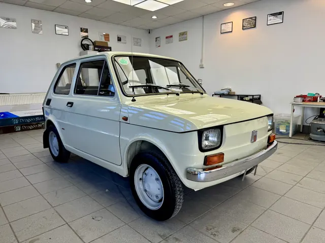 Kremowy Fiat 126p po kompleksowej renowacji w studio detailingowym Fabryka Blasku