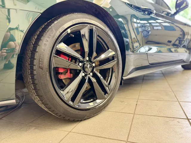 Czyste felgi i czerwone zaciski hamulcowe w Fordzie Mustangu