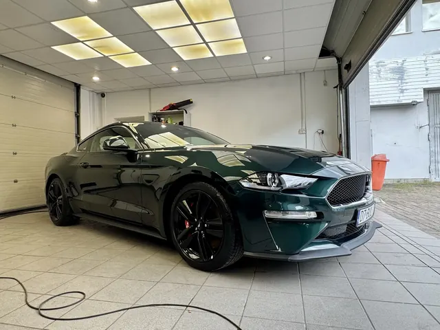 Zielony Ford Mustang po korekcie lakieru i zabezpieczeniu w studio detailingowym