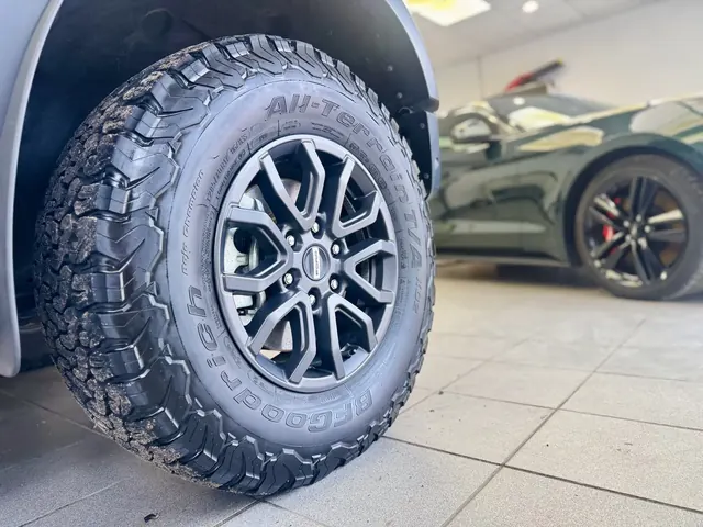 Terenowe opony BFGoodrich i czarne felgi w Fordzie Rangerze Raptorze