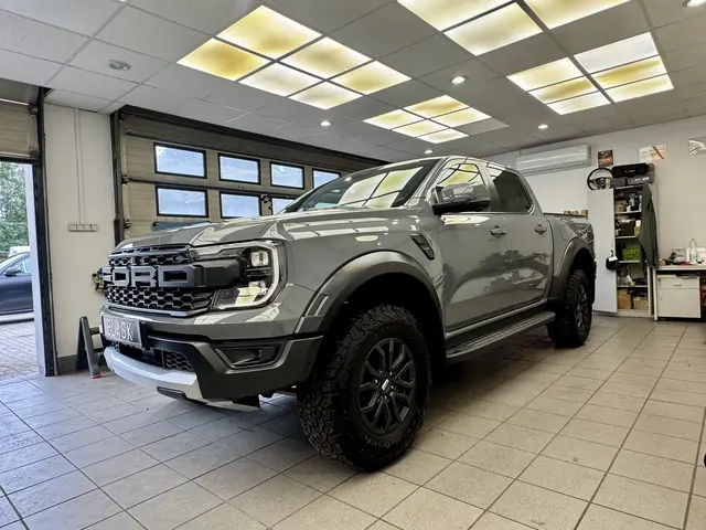 Szary Ford Ranger Raptor z przodu po zabezpieczeniu w studio detailingowym