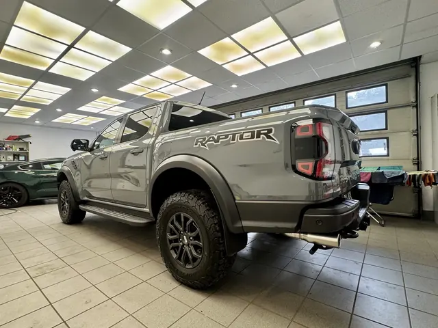 Tył pickupa Ford Ranger Raptor z wydechem i napisem na klapie w studio detailingowym