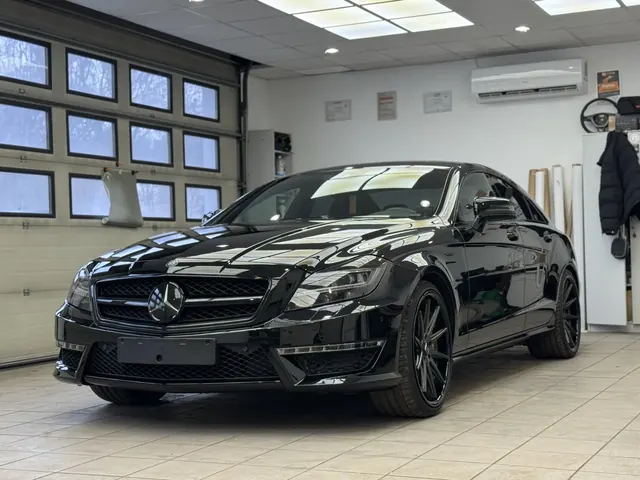 Frontowa sylwetka czarnego Mercedesa CLS po pełnej korekcie lakieru