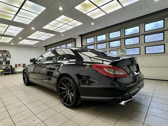 Elegancka, opadająca linia dachu i profil boczny luksusowego coupe