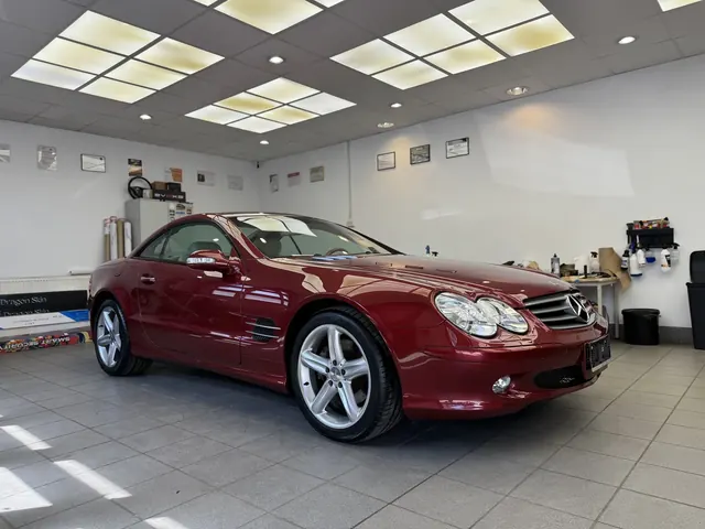 Boczny profil Mercedesa SL 500 na lśniącej podłodze studia detailingowego