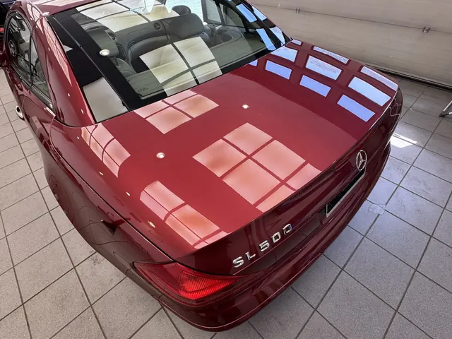 Tył Mercedesa SL 500 z oznaczeniem modelu po kompleksowym detailingu