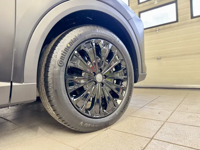 Czarne, lśniące felgi aluminiowe z markowymi oponami Continental w Omodzie