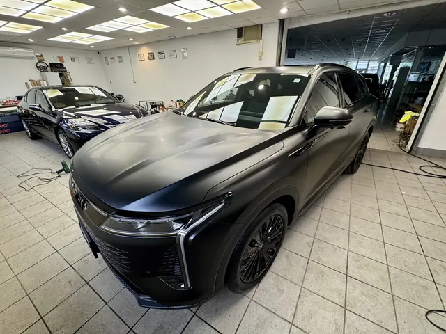 Boczna sylwetka matowego SUV-a Omoda w blasku oświetlenia studyjnego